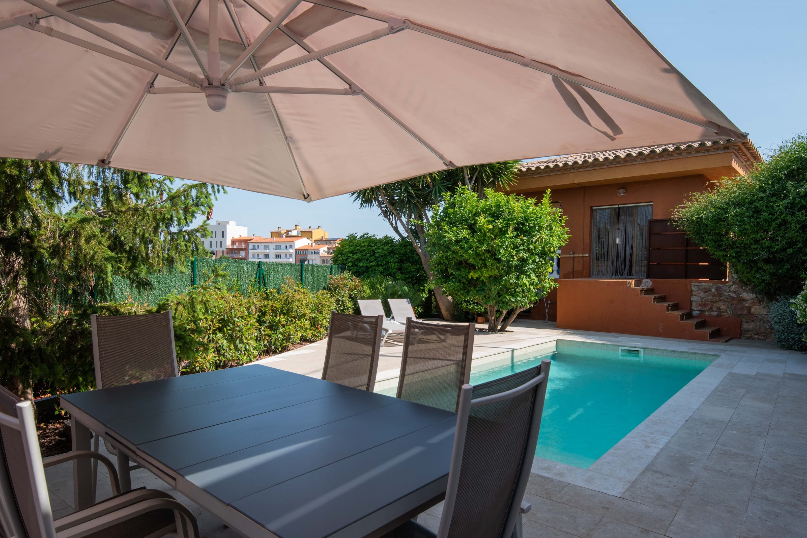 Well maintained detached house with a separate apartment near the center of Begur