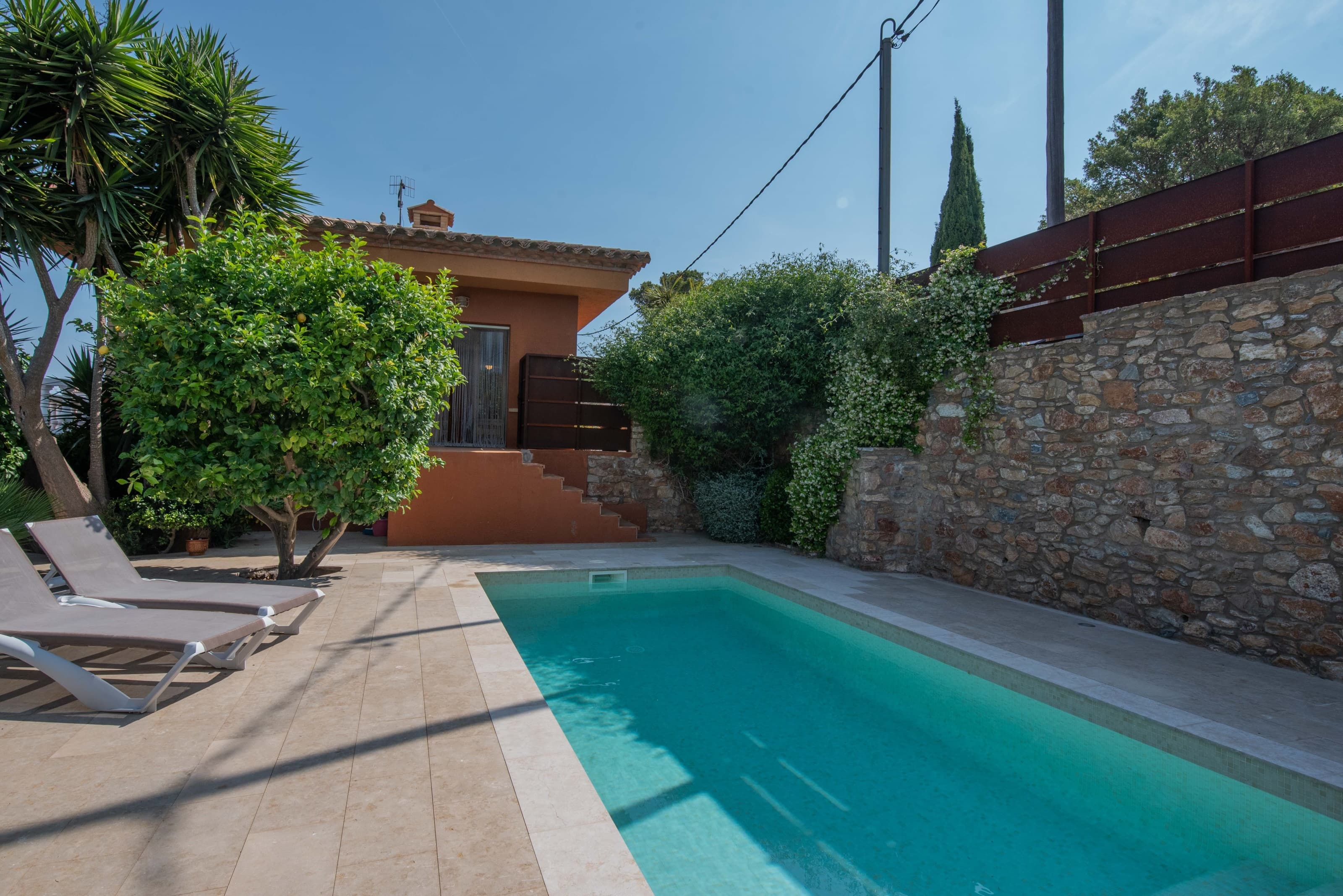 Well maintained detached house with a separate apartment near the center of Begur
