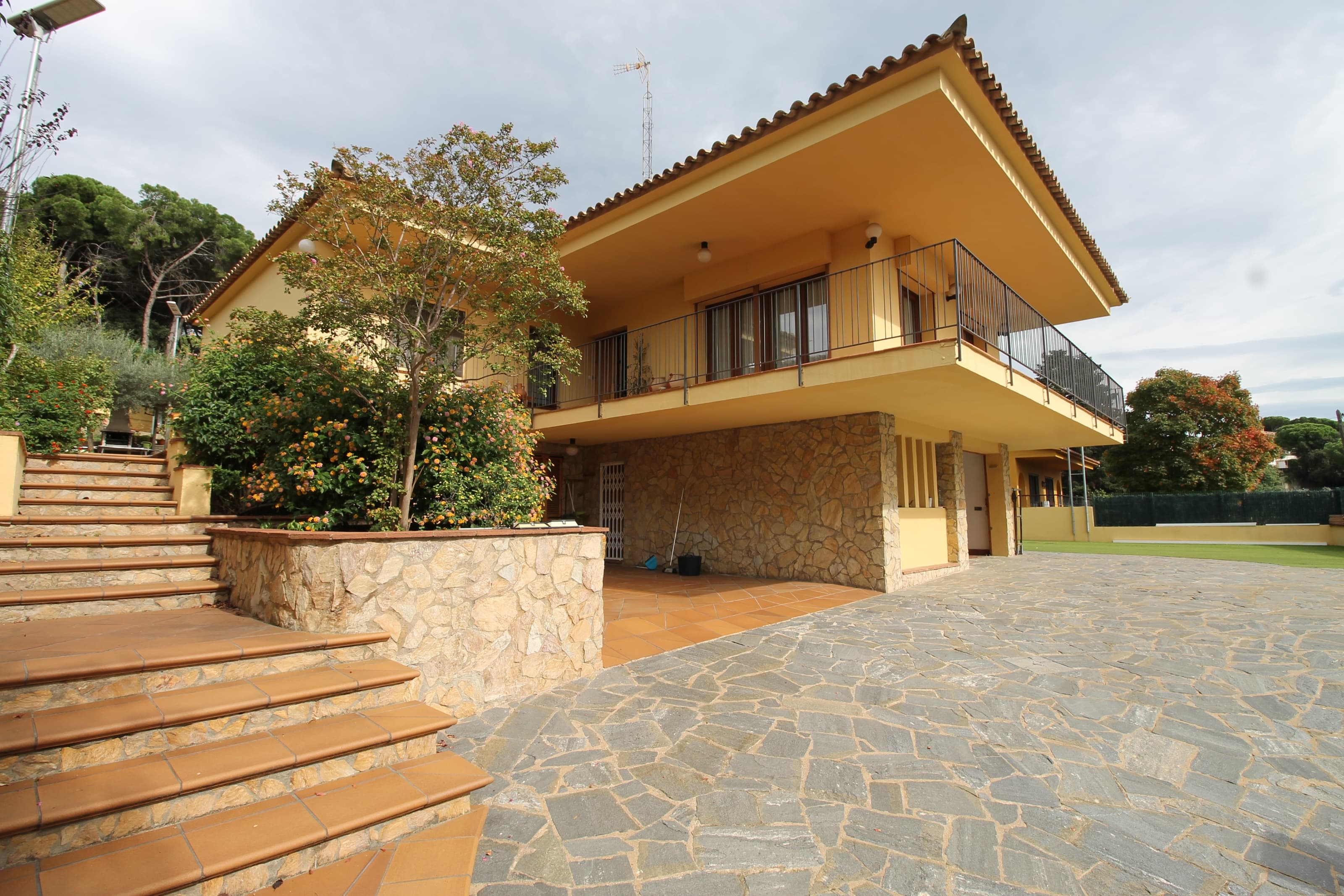 A typically Catalan villa with swimmingpool on 2-minutes walk from center and beach