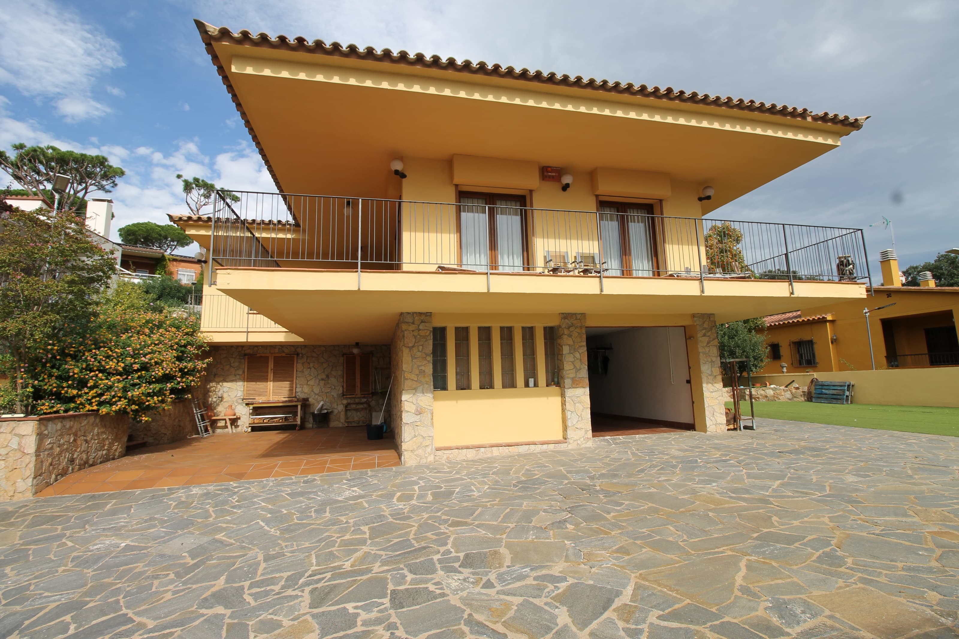 A typically Catalan villa with swimmingpool on 2-minutes walk from center and beach