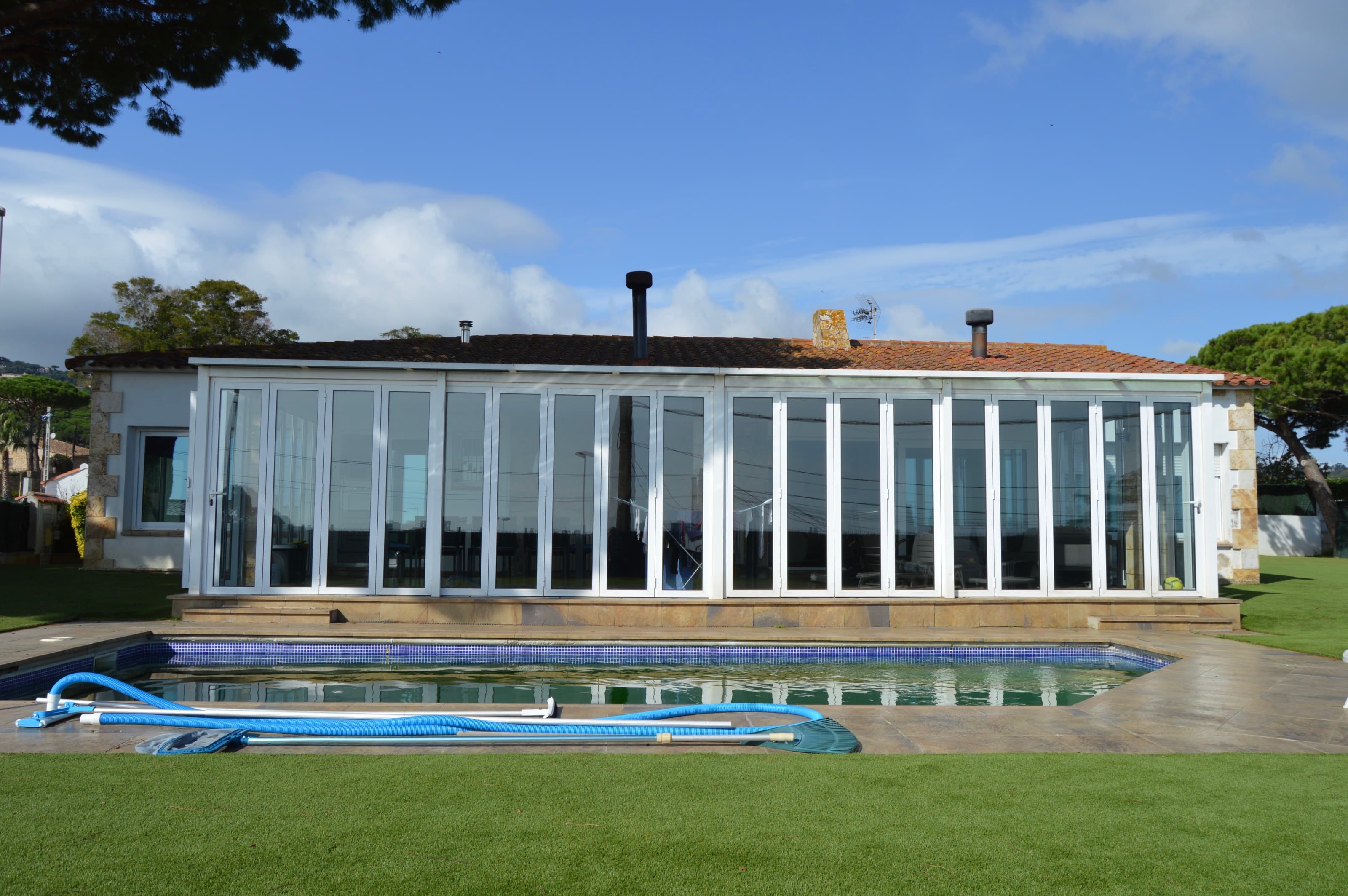 Geräumige einstöckige Villa im mediterranen Stil mit Swimmingpool, Meerblick und nur wenige Gehminuten vom Zentrum entfernt