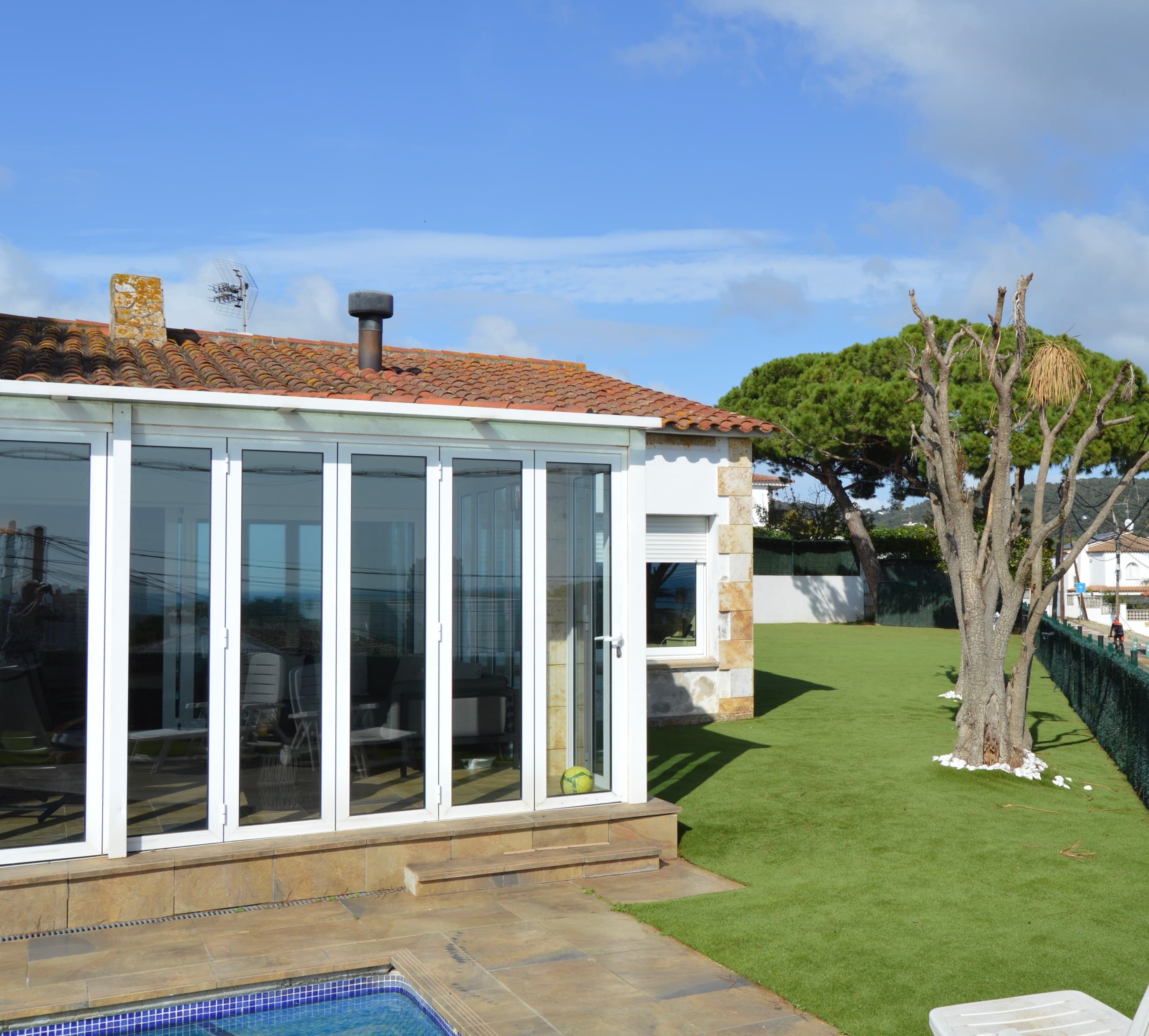 Geräumige einstöckige Villa im mediterranen Stil mit Swimmingpool, Meerblick und nur wenige Gehminuten vom Zentrum entfernt