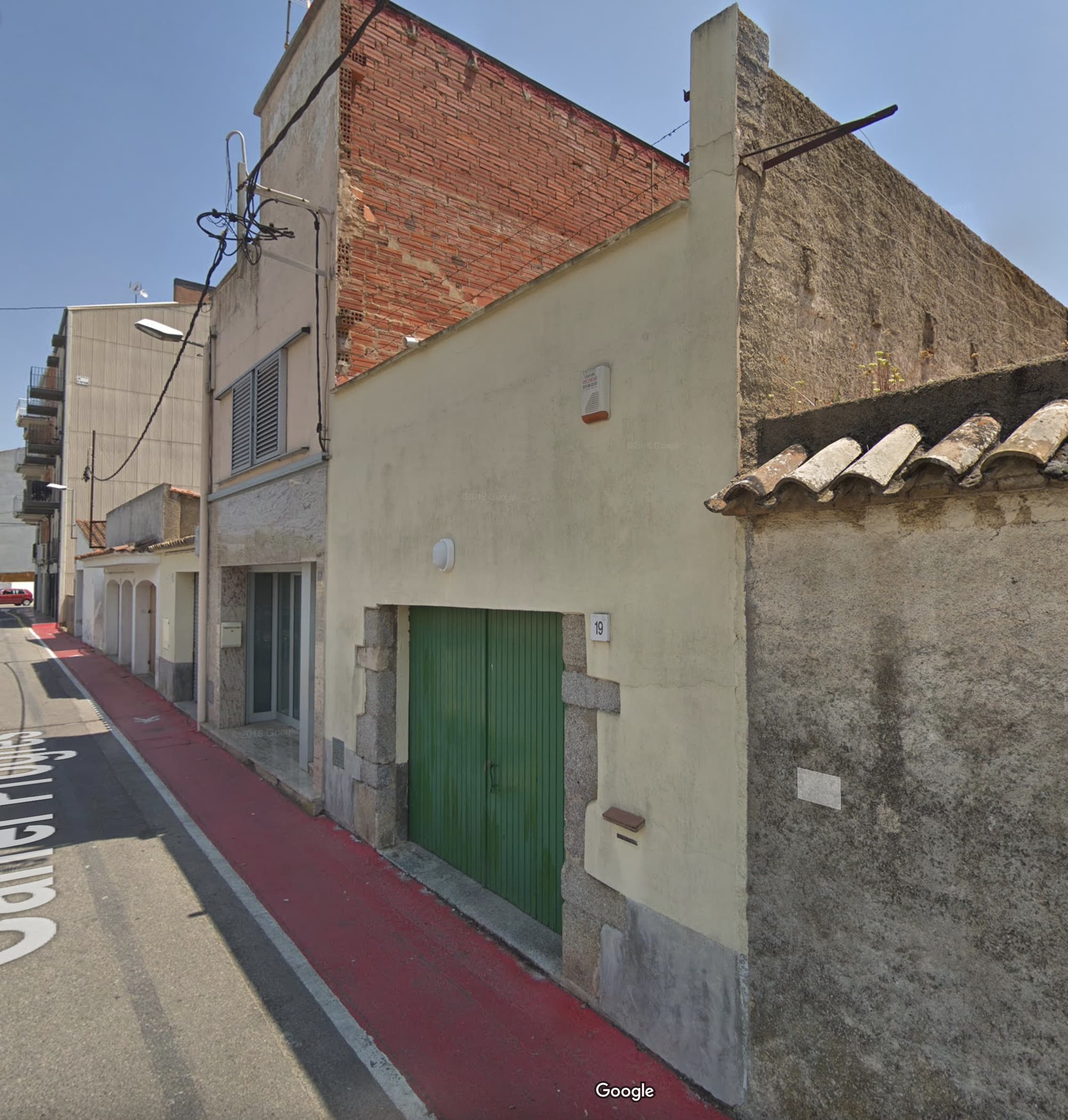 Great potential for the construction of 5 homes with parking 100m from the beach