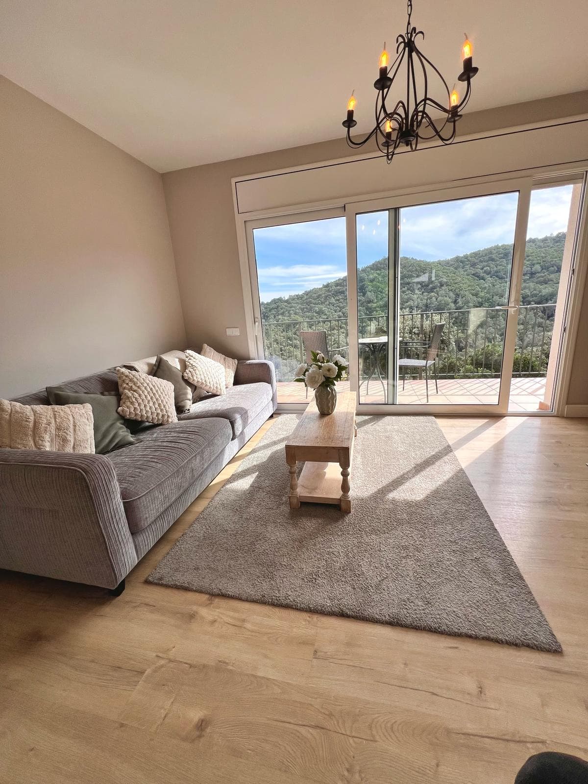 An impressive house with beautiful and wide mountain views!