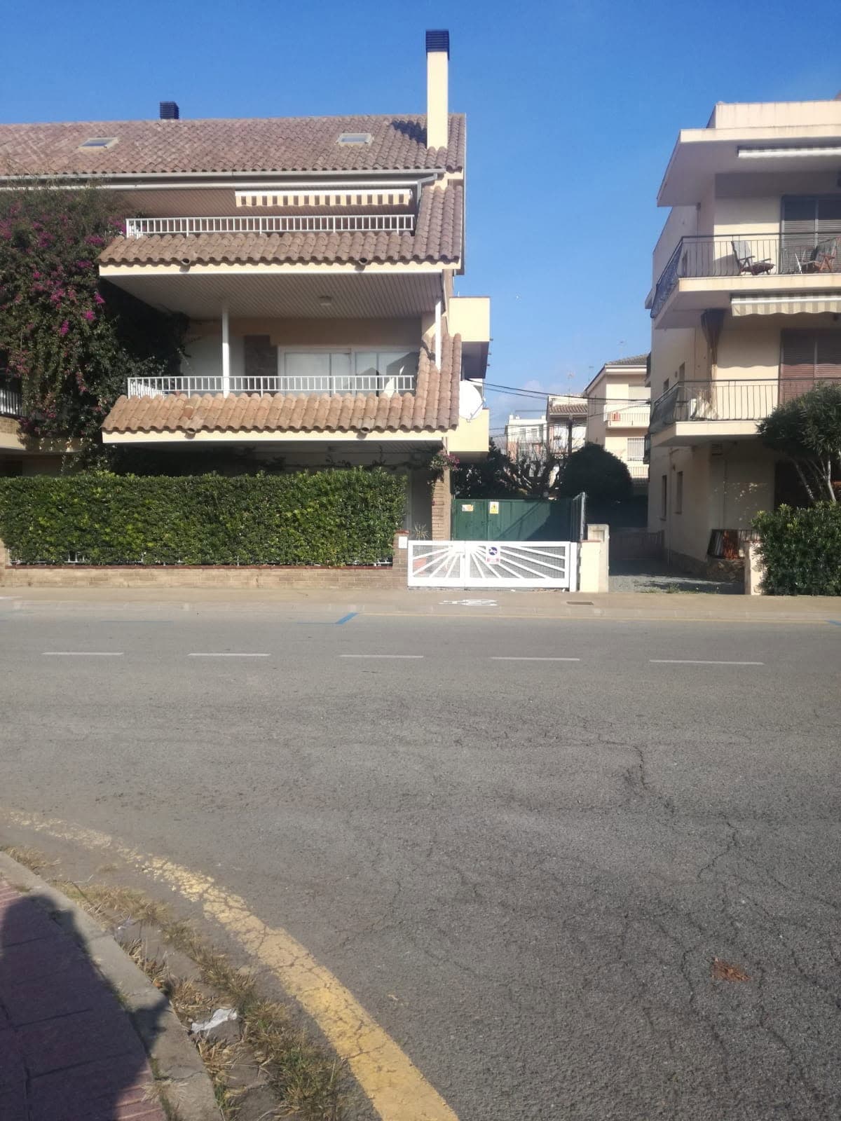 Lovely ground floor apartment near the beach, with private garden, terrace and parking