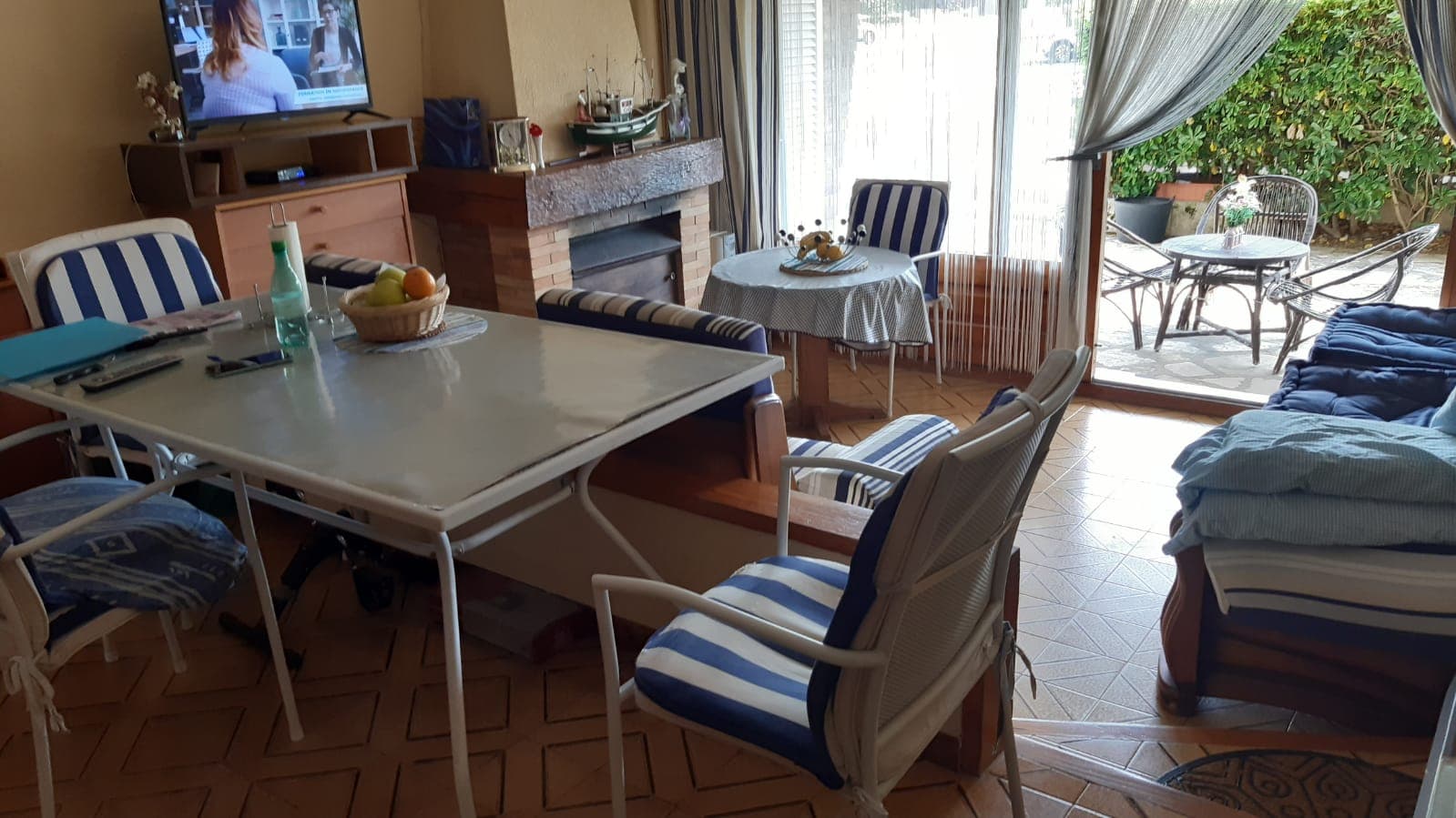 Lovely ground floor apartment near the beach, with private garden, terrace and parking