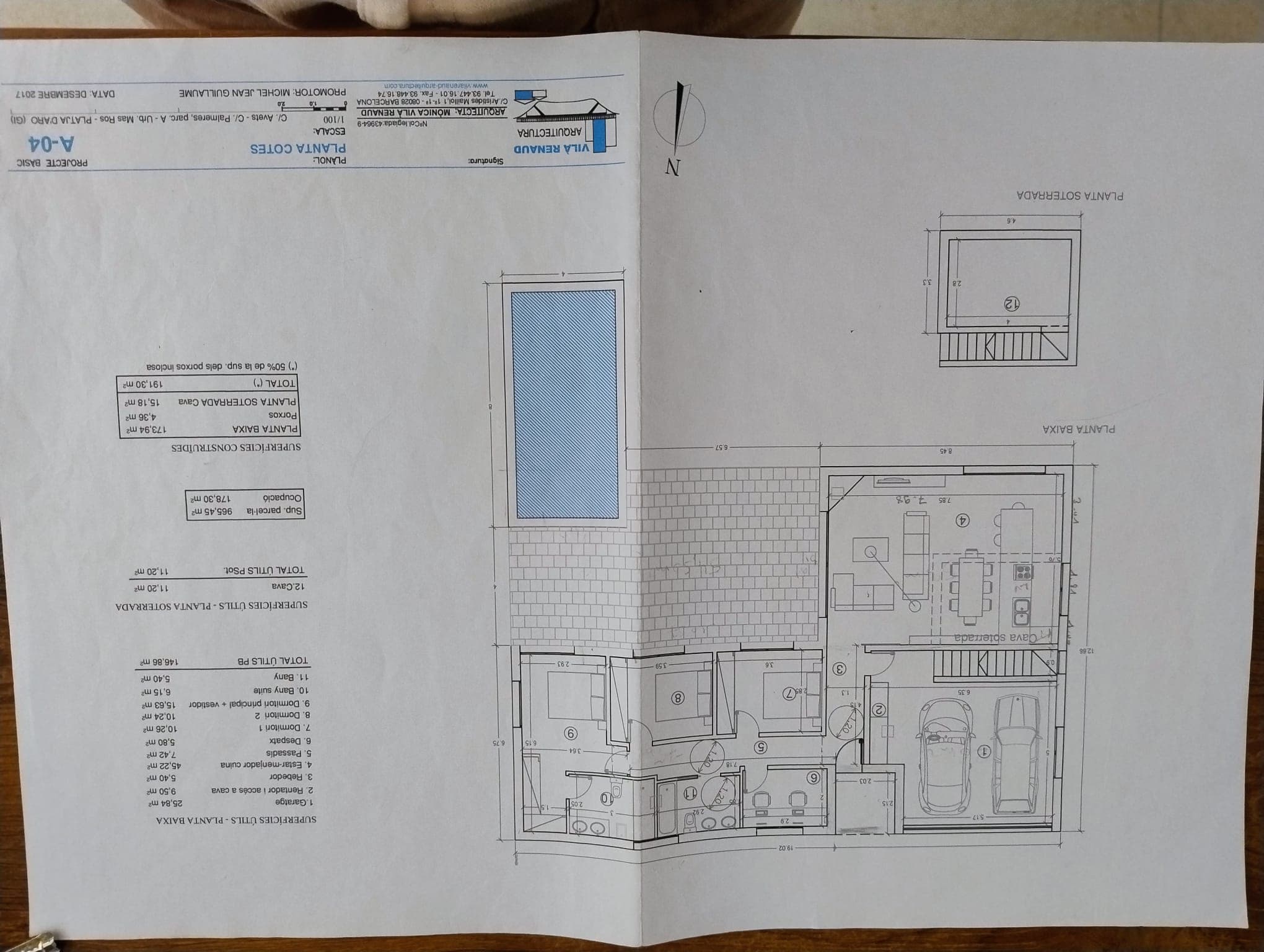 Einladendes, ebenerdiges Haus mit Garten, Swimmingpool und Garage.