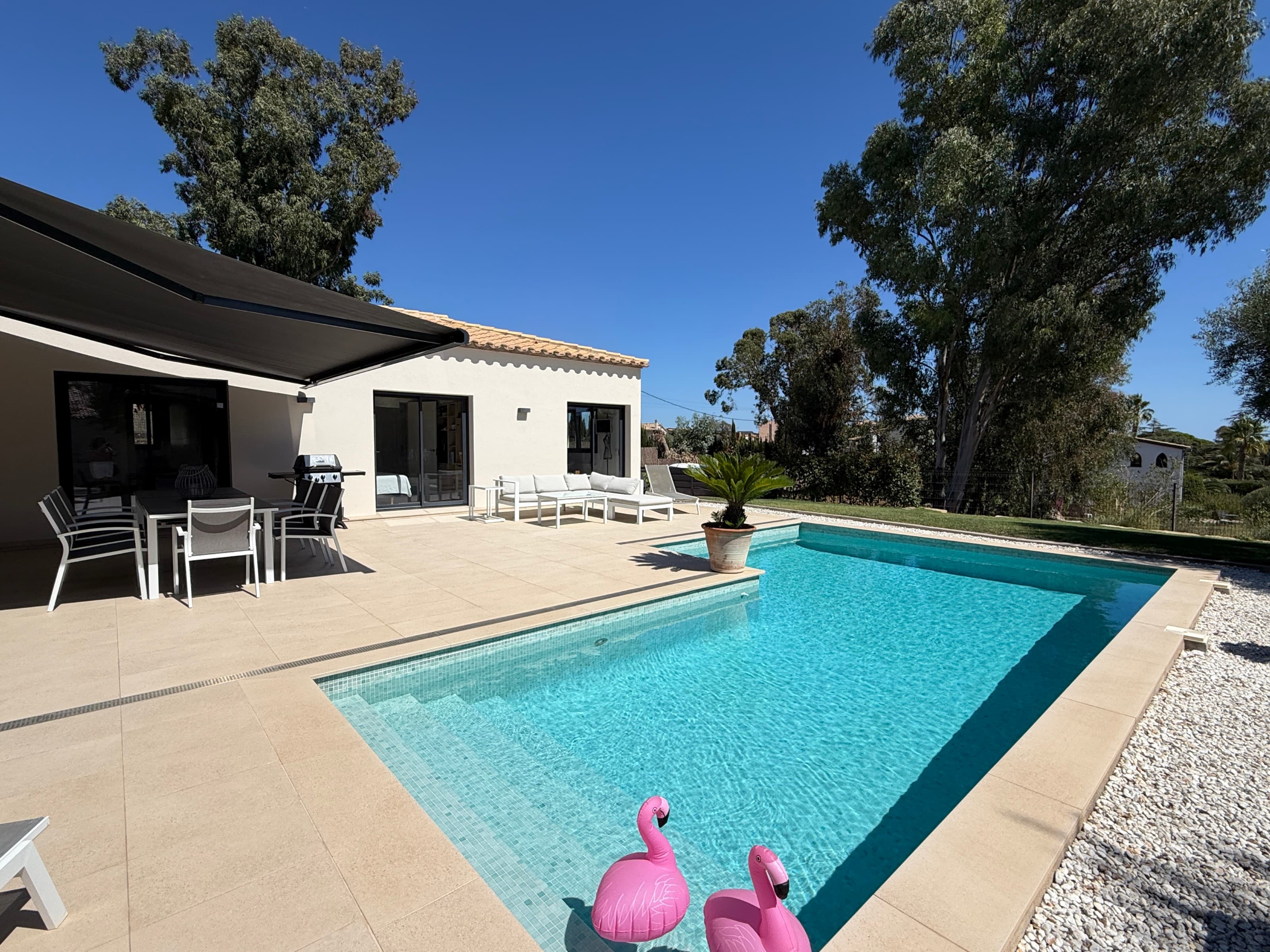 Einladendes, ebenerdiges Haus mit Garten, Swimmingpool und Garage.