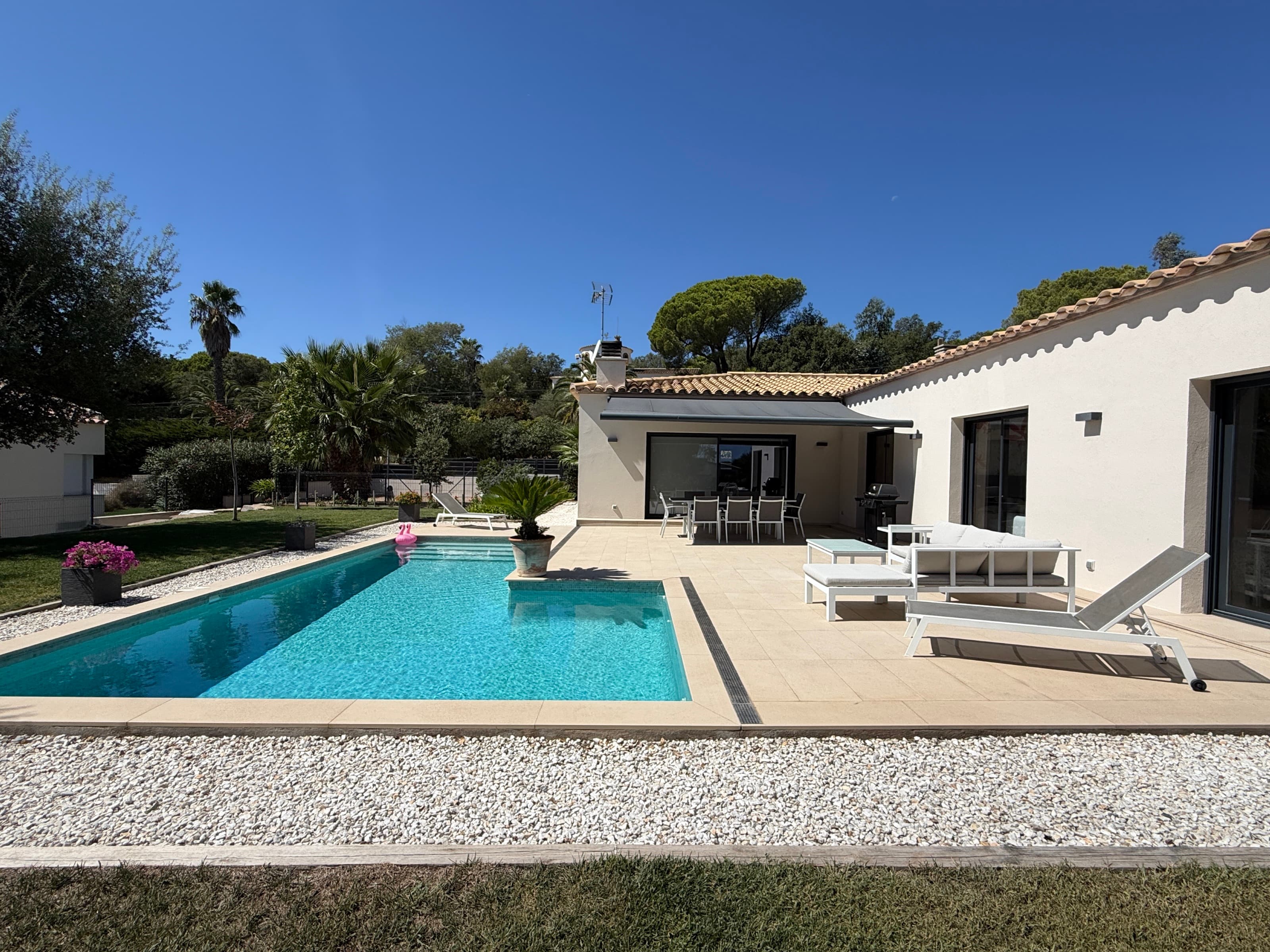 Einladendes, ebenerdiges Haus mit Garten, Swimmingpool und Garage.