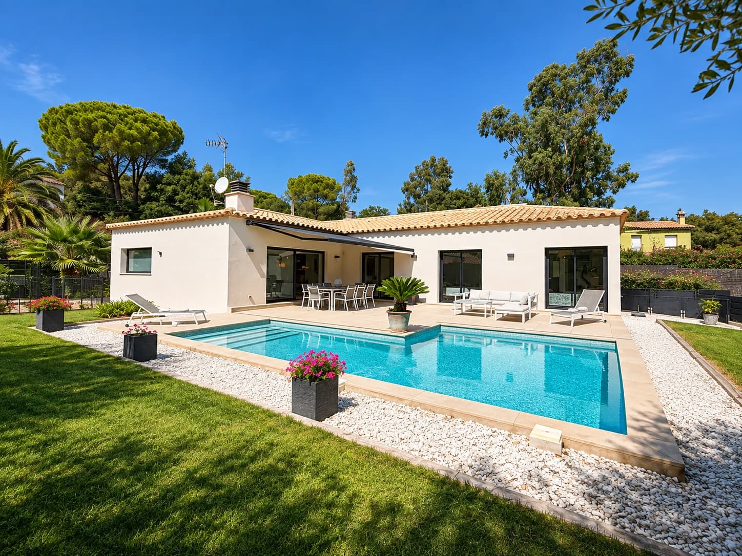 Einladendes, ebenerdiges Haus mit Garten, Swimmingpool und Garage.