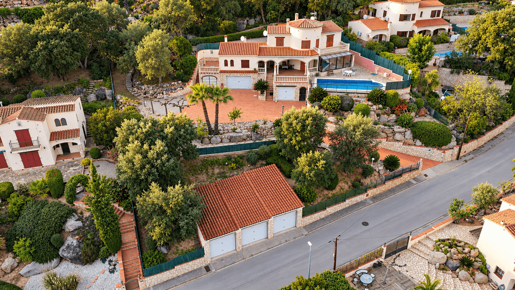 Villa with double plot, pool and views