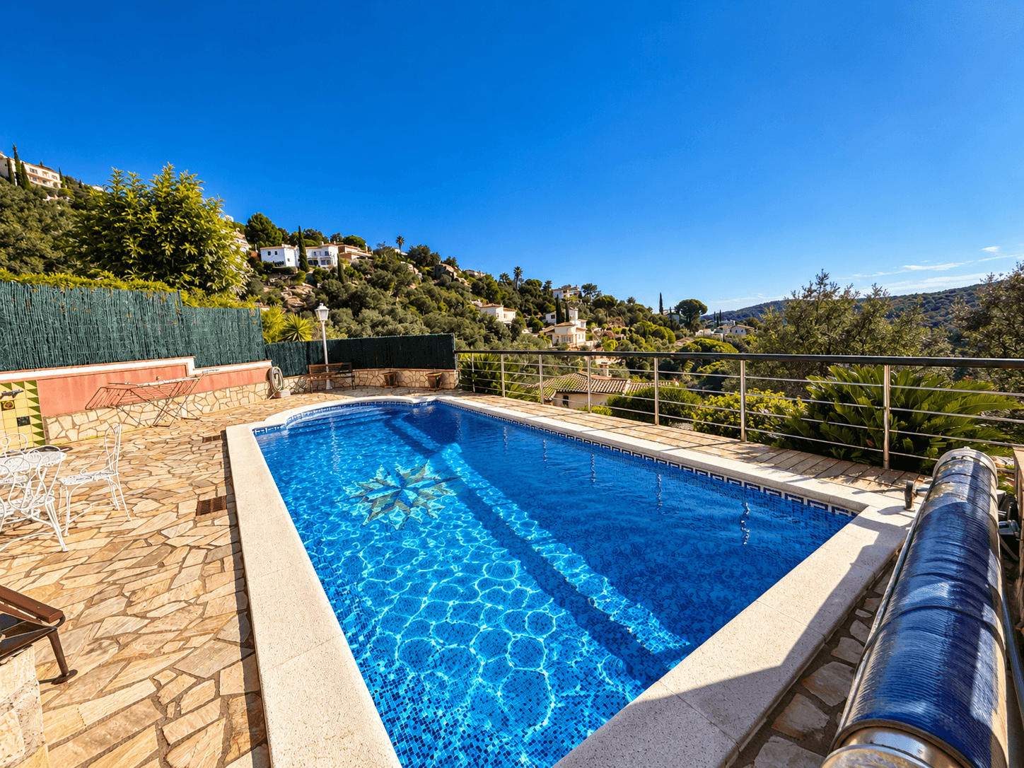 Villa with double plot, pool and views